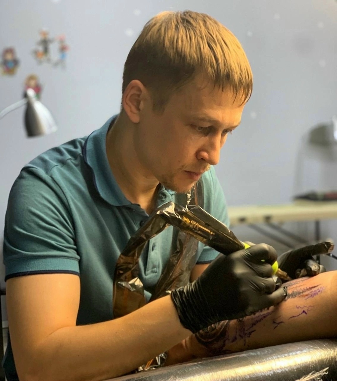 Меня зовут Максим. Я тату-мастер с 10-летним стажем.